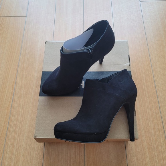 NEW Le Chateau Faux Suede Black Ankle Boots Sz 7 - Picture 6 of 6